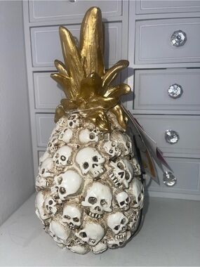 NWT Skull Pineapple Decor with Gold Crown that has lights on it